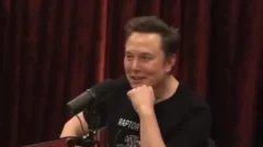 イーロン・マスク「既存メディアがみんな同じ、なんか不自然だと思わない？」