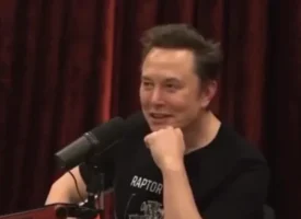 イーロン・マスク「既存メディアがみんな同じ、なんか不自然だと思わない？」