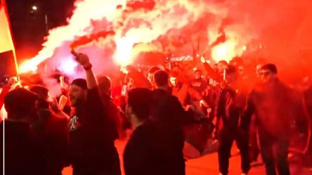 「クエンタンのために復讐を！」──タイマツを掲げてアンティファのバー前に集結したフランス愛国者たちの怒りが、ヨーロッパ全土を揺るがしている