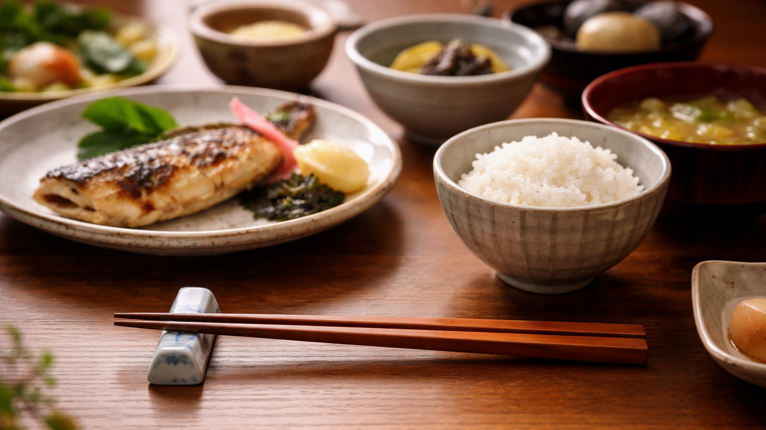 「なんで箸って横に置くの？」から始まる、知ると食事がもっと豊かになる和食マナーの話